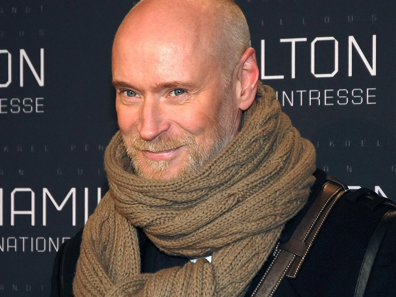 Porträtt av modeskaparen Lars Wallin i stickad halsduk på en galapremiär i Stockholm 2012